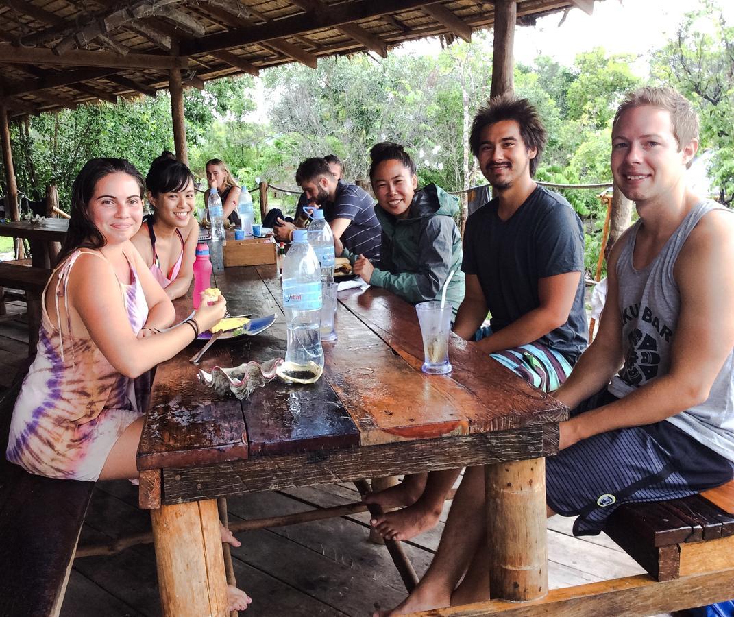 Mad Monkey Koh Rong Samloem *