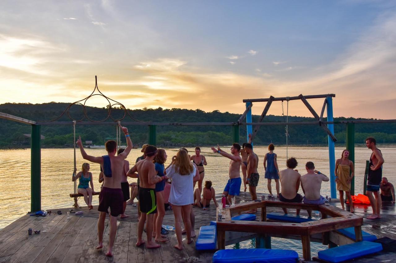 Mad Monkey Koh Rong Samloem *
